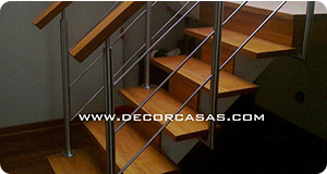 Escalera de madera Pumaquiro, estructura de concreto tipo esqueleto, pasos de 2 pulgadas con acabado DD brillante, baranda de acero inoxidable y pasamanos de madera 