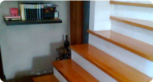Enchape pasos de escalera , esta escalera tiene un estilo ms moderno , no lleva contrapasos ni zcalos, la madera es pumaquiro