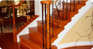 Escalera  de madera estilo clsico con barandas de metal y pasamanos de madera, acabado brillante