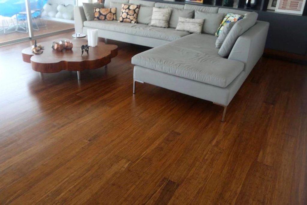 Piso de bambu carbonizado, click strand woven.
