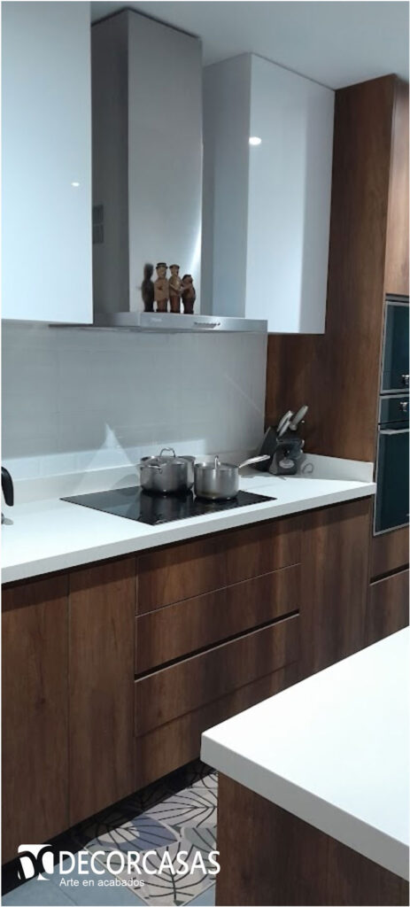 mueble de cocina color oscuro o negro